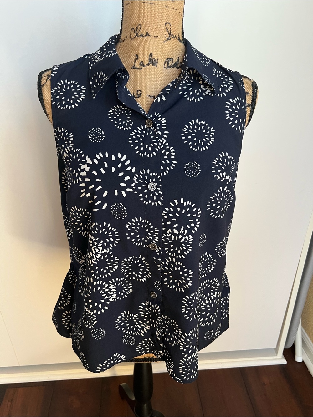 CAbi Navy Burst Print Sleeveless Blouse, #5125. EUC